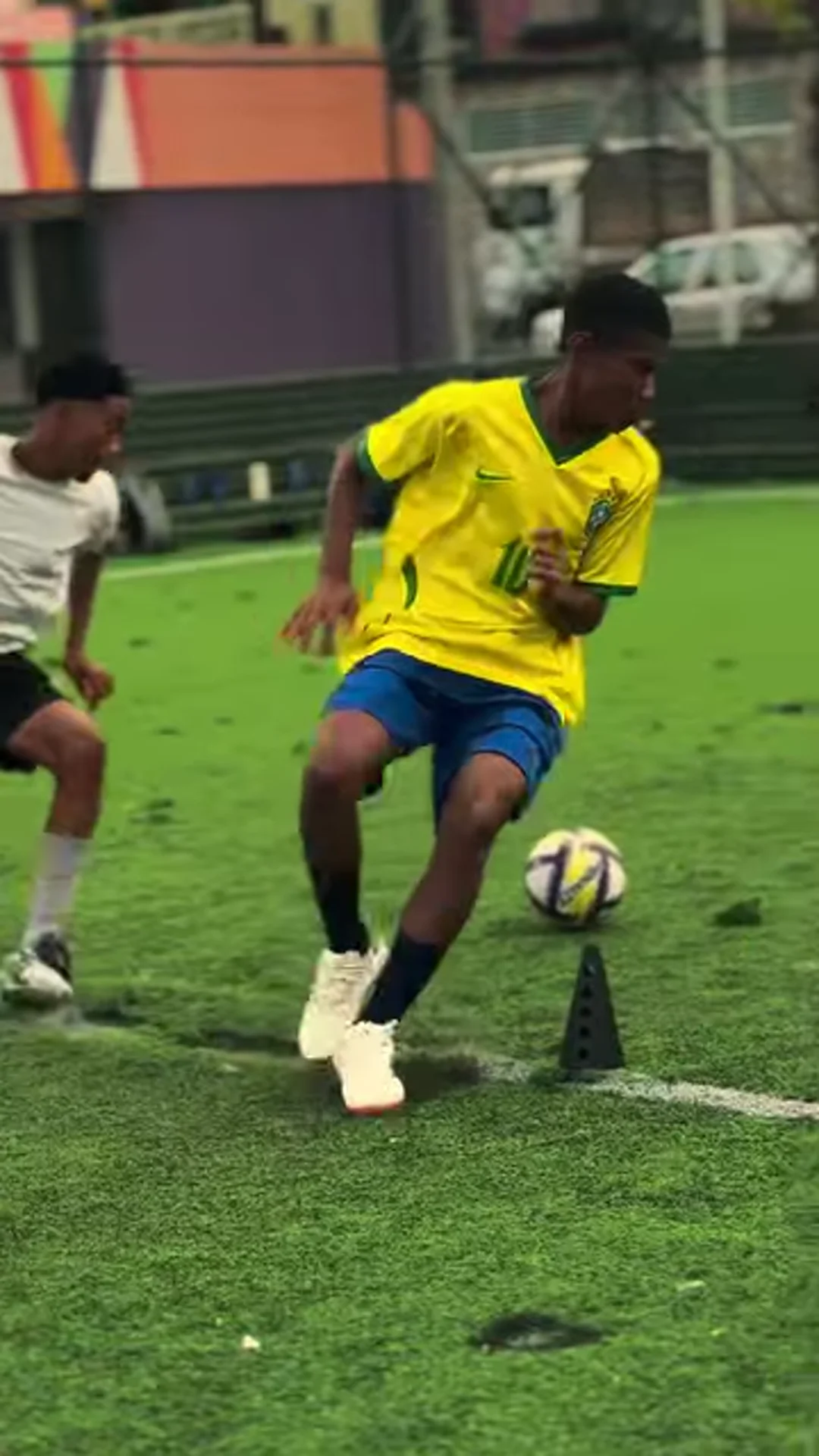 Atividade de futebol do Instituto Emthos
