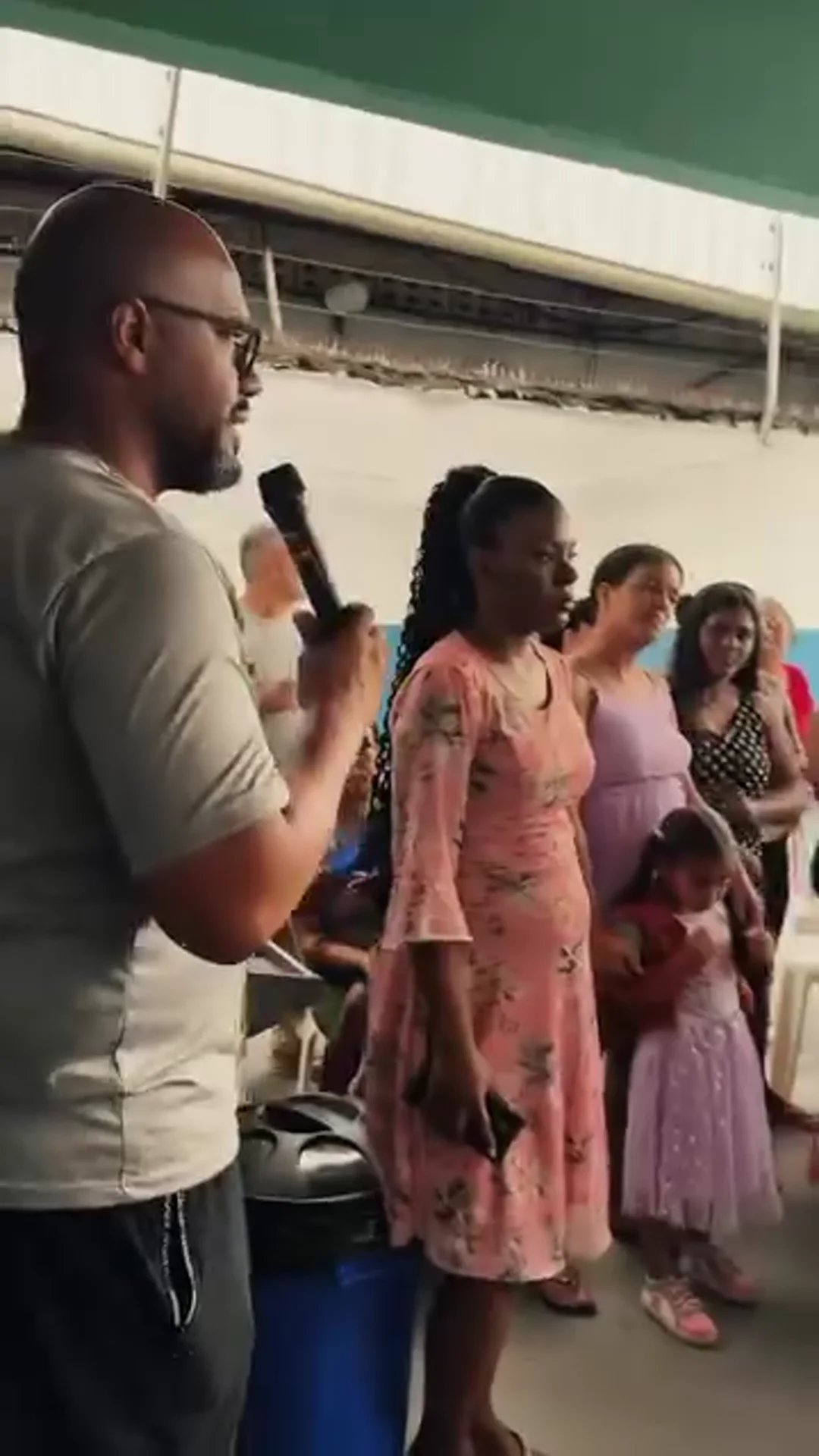Ação social de entrega de alimentos do Instituto Emthos